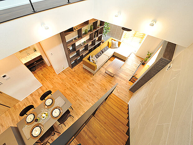 【プラン例】
大きな吹き抜けを介して１階のLDKと繋がることができる２階のスペースは、家族のライフステージに合わせて多様に変化できるよう考えられています。