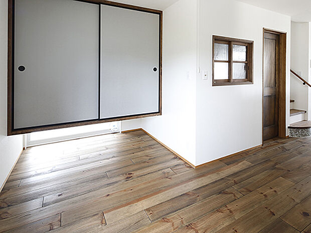 【プラン例】
吊り収納の下に地窓を設けた客間。布団3枚が敷けるスペースを確保。押し入れを吊り下げタイプにして地窓をつくることで軽やかな印象と光を得てモダンな雰囲気を演出した。