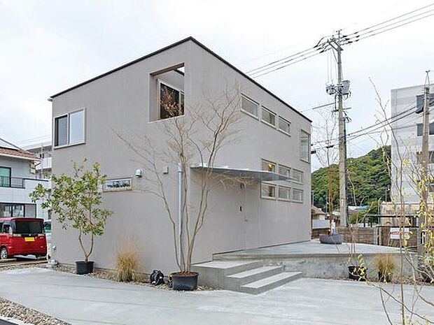 【プラン例】
窓の配置を工夫して空や緑だけを取り込む。通行人の視線や生き交う車はシャットアウト。外の”いいところ”を室内へ。
