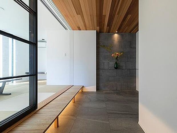 【【プラン例】】磁器タイル敷きの広い玄関ホールの右手は来客用の和室。内縁を設けたのもお客様をもてなすポイントのひとつ。インテリアコーディネーターでもある奥様が空間を彩る。