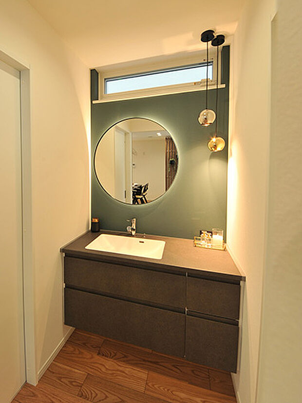 【【プラン例】】洗面台をはじめ、鏡や照明などたくさんのこだわりポイントを詰め込みました。LDK から見える場所な為、空間に溶け込ませることで上質な洗面スペースを再現。