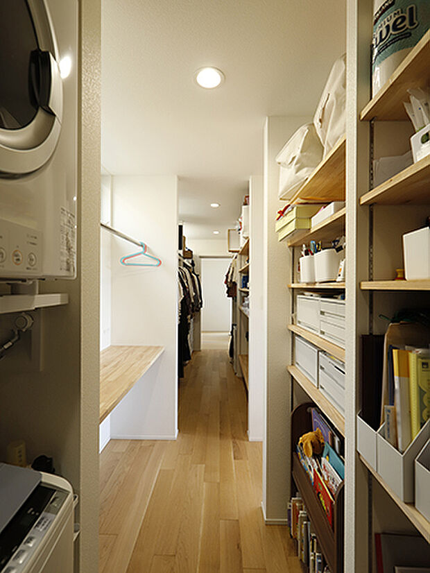 【【プラン例】】生活感が出やすいパントリーなどは裏に集約。洗濯物を干したりアイロンがけもできる家事室をつくり、家事ラクを実現。
