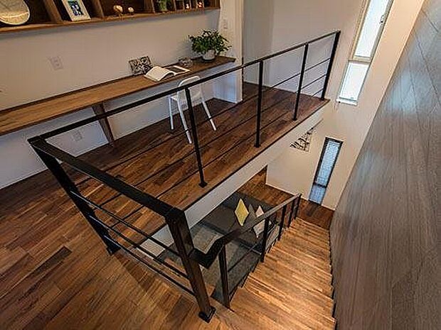 【【プラン例】】階段ホールにはワークスペース。温熱環境にもこだわった一邸で、廊下も部屋のように使えるのは室温にムラがないから。