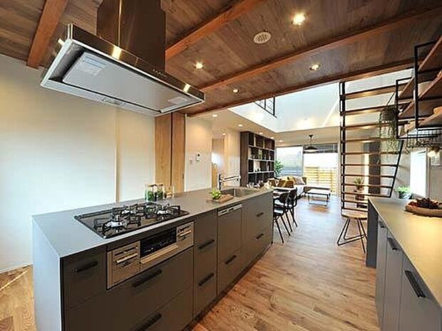 【【プラン例】】ダイニングキッチンとアイランドキッチンをひと繋ぎにしたキッチンレイアウト。多目的に使える場として、ご家族が自然に集まります。