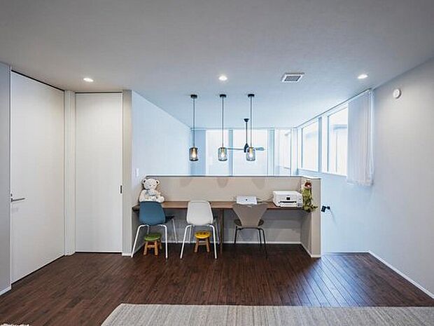 【【プラン例】】子供の成長に合わせて仕切れるよう窓やコンセントが等間隔に配置されている。吹き抜けに面したカウンターデスクは、子供たちの勉強机。