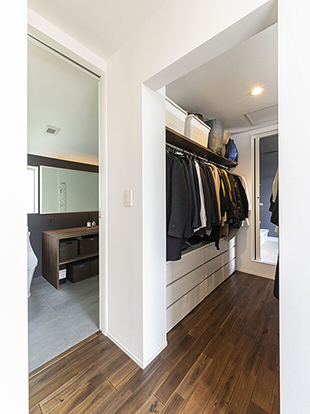 【【プラン例】】洗濯物を干すまでの動線に回遊性をもたせることでストレスフリーに。バルコニーからは中庭が見下ろせるので、洗濯物を干す時間がぐっと楽しくなります。