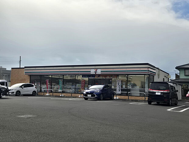 セブンイレブン厚木下荻野北店（約800m）