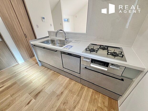 『A号棟キッチン』
リビングを見渡せる対面式のキッチンでご家族とのコミュニケーションが捗るご家族思いな設計。