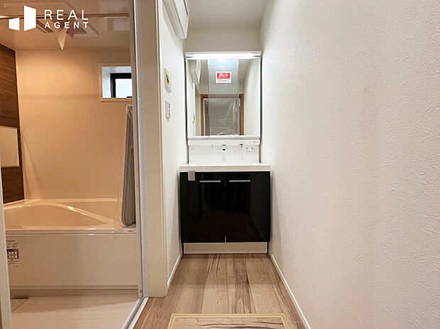 『B号棟洗面化粧台』
広めの洗面台で朝の支度をゆったりとできます。収納スペースも充分にご用意しております。