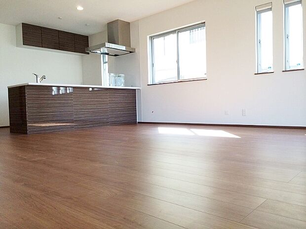 
『同仕様完成施工例』
生活を豊かにする充実の設備・仕様。心落ち着くカラーの内装。
ショールームにて、実際の仕様をご確認頂けます。お気軽にお問い合わせください。
