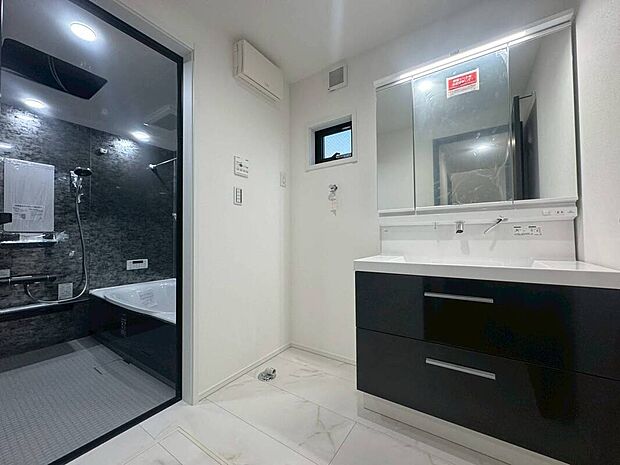 『同仕様完成施工例』
生活を豊かにする充実の設備・仕様。心落ち着くカラーの内装。
ショールームにて、実際の仕様をご確認頂けます。お気軽にお問い合わせください。