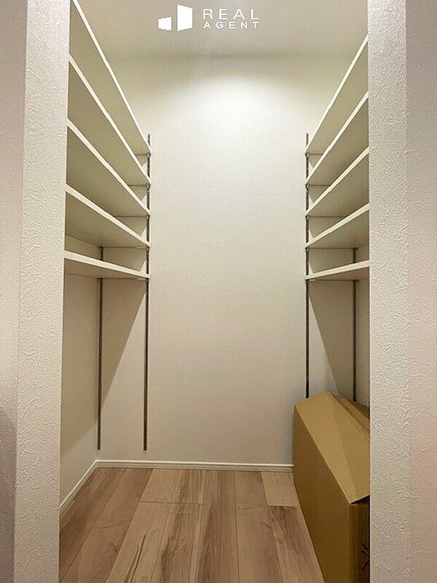 【A号棟リネン庫】バスタオルや洗濯用洗剤などマルチに収納可能なリネン庫です。