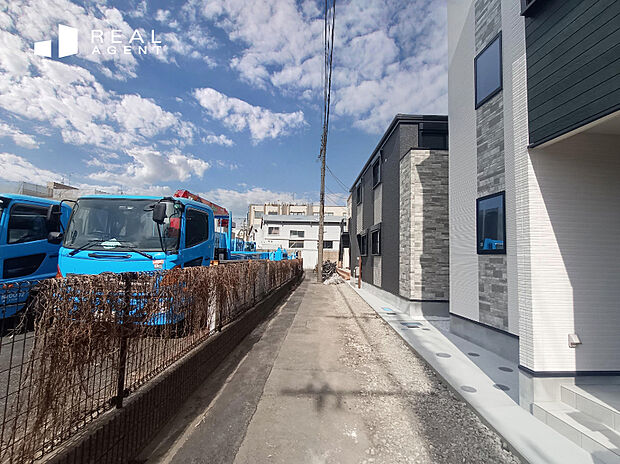 【現地前面道路】青空に包まれる現地。ハイグレードな設備・仕様で毎日の暮らしを彩り、心を豊かにします。晴れやかな新生活をお届けします。