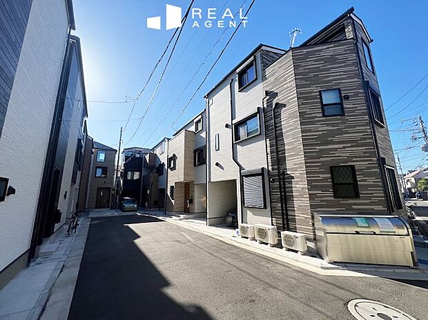 【現地外観写真】海の近くで暮らしたことのある人はやっぱりまた海の近くで暮らしたくなる。
海まで、駅まで、徒歩8分、金沢区寺前新築戸建て、堂々完成です。