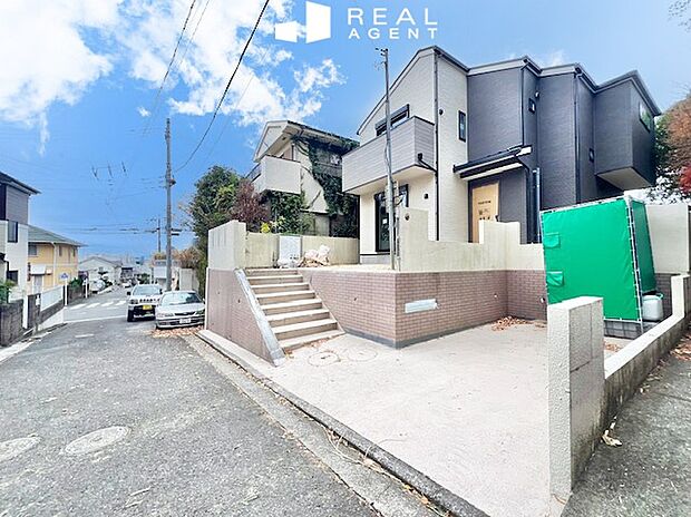 【現地前面道路】不動産をご購入する上で道路付けはとても重要です。方位も大切ですが、建築基準法上のどの様な道路なのか、しっかりとご説明をさせて頂きます。