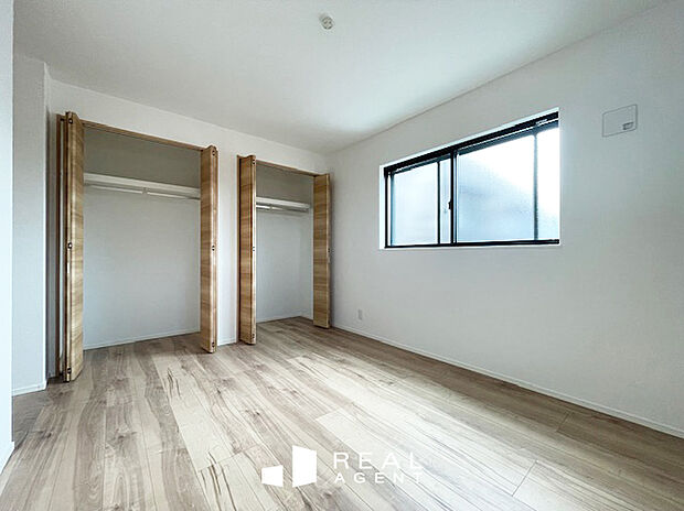 【B号棟洋室】居室の窓から自然光がたっぷりと入る温かい洋室。