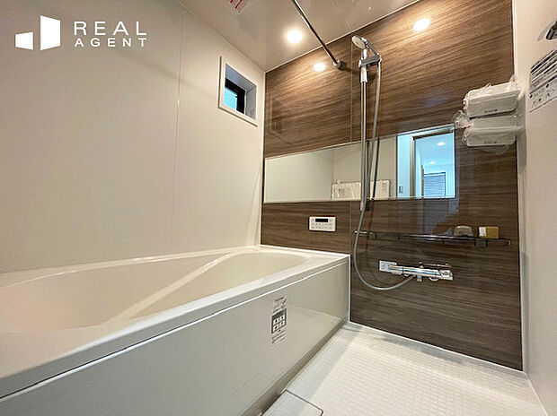 【B号棟バスルーム】一日の疲れた体を癒す極上の空間です。足をのばしてゆったりできるゆとりの浴槽。床・壁も心落ち着くカラーを選定しております。