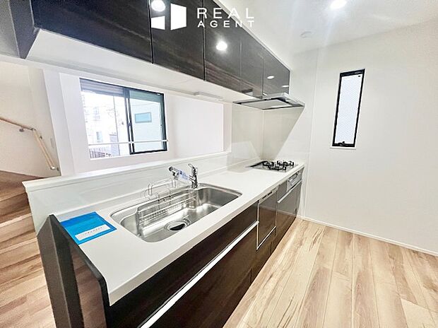 【B号棟リビング】対面キッチンでご家族とのコミュニケーションもしっかり♪