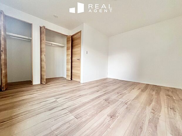 【B号棟収納】各居室収納付きで整理整頓がしっかりできる使い勝手の良い洋室。ワークスペース、自習スペース、子供部屋など様々な用途でご使用いただけます。