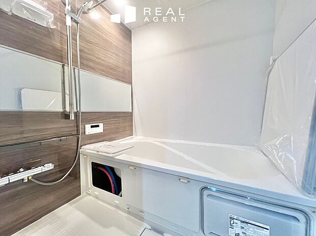 【B号棟浴室】毎日の疲れをリフレッシュしてくれる、憩いの場。落ち着いた色味で一息ついて、ゆっくりとお過ごしいただけます。