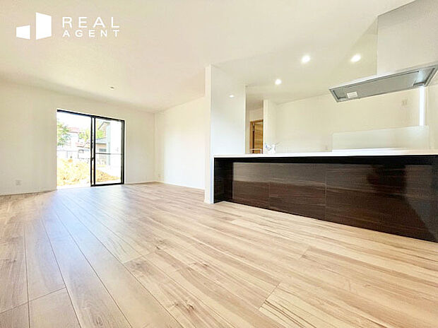 【D号棟リビング】上質な暮らしを育む自分たちだけの穏やかな空間。配置する家具により雰囲気は変幻自在です。