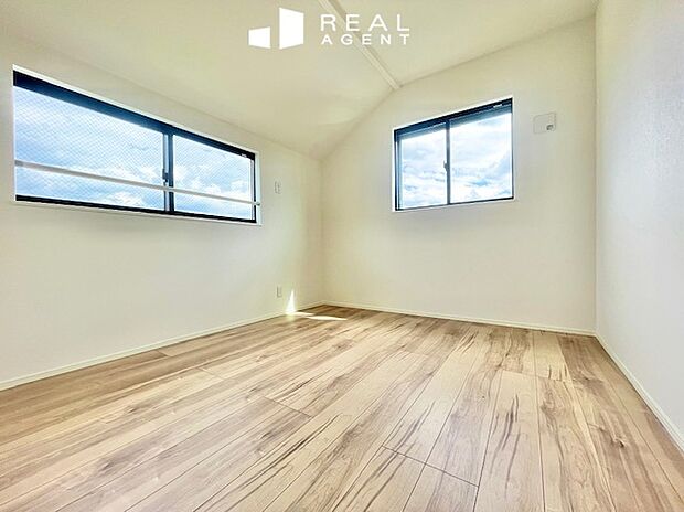 【D号棟洋室】シンプルな空間こそ、真っ白なキャンパスです。お好きな家具を配置して、彩を加えて下さい。もちろん十分な収納もご用意させて頂いております。