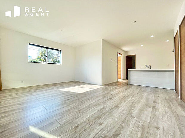 【E号棟リビング】白を基調としたシンプルな内装。長方形の形状で、内装のレイアウトを考えやすいリビング。引っ越し直後も、将来の模様替えもお楽しみいただけます。