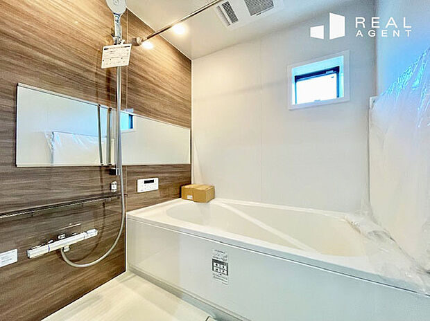 【D号棟浴室】一日の疲れた体を癒す極上の空間です。足をのばしてゆったりできるゆとりの浴槽。床・壁も心落ち着くカラーを選定しております。