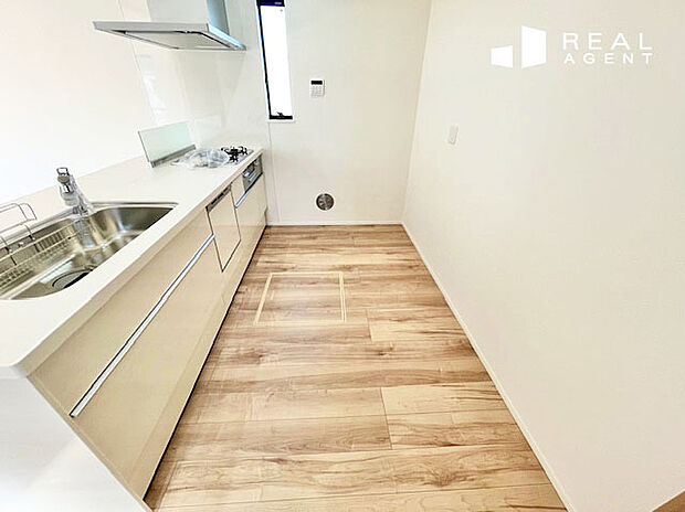 【C号棟キッチン】背面のスペースに余裕があるため、家事動線がしっかりと確保できます。