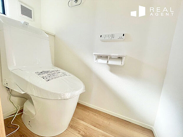 【C号棟トイレ】清潔感の重要なトイレはお手入れのしやすい最新モデルです。開閉式の窓もあり、換気もしっかりと可能！