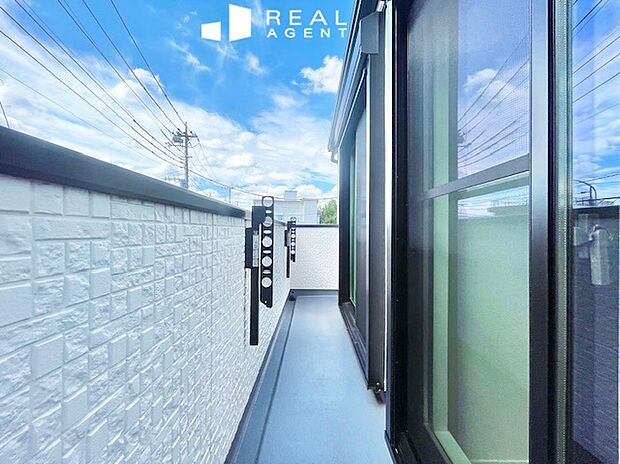 【E号棟バルコニー】高めの手すりもあるので、周囲からの視線を気にせずのんびり過ごすことができるバルコニー。