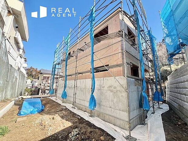 【現地撮影】A号棟は194m2の敷地面積！約20帖のリビングは内装のレイアウトを考えやすい形状で、引っ越し直後も、将来の模様替えもお楽しみいただけます。