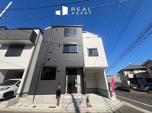 【現地外観】南東・南西側角地の区画を含み、あたたかい光が射し込む明るい現地です。