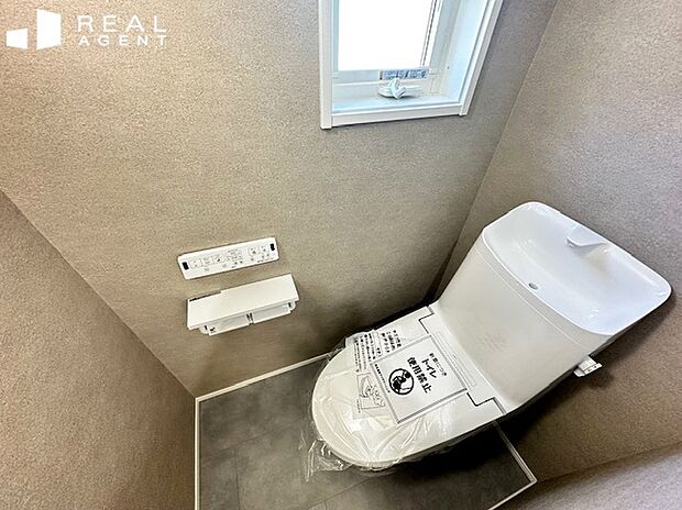 【A号棟トイレ】清潔感の重要なトイレはお手入れのしやすい最新モデルです。開閉式の窓もあり、換気もしっかりと可能!