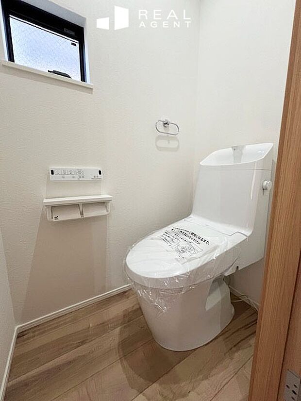 【A号棟トイレ】清潔感の重要なトイレはお手入れのしやすい最新モデルです。開閉式の窓もあり、換気もしっかりと可能!