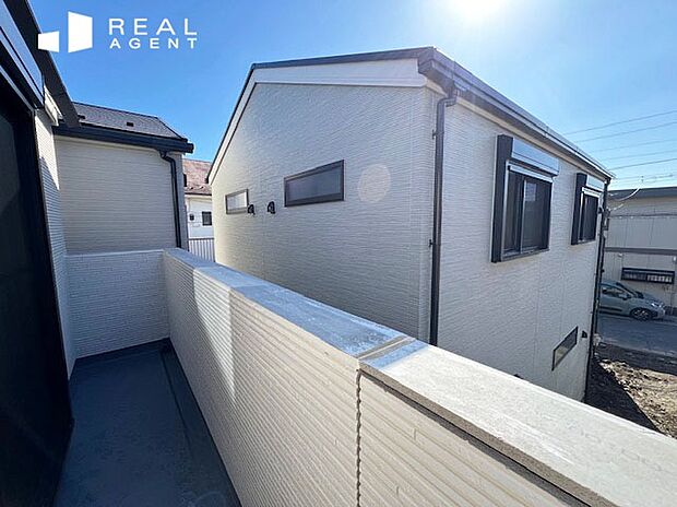 【A号棟バルコニー】暖かな陽光が射し込むバルコニー。 お洗濯物も乾きやすく心地の良い陽当りが魅力です