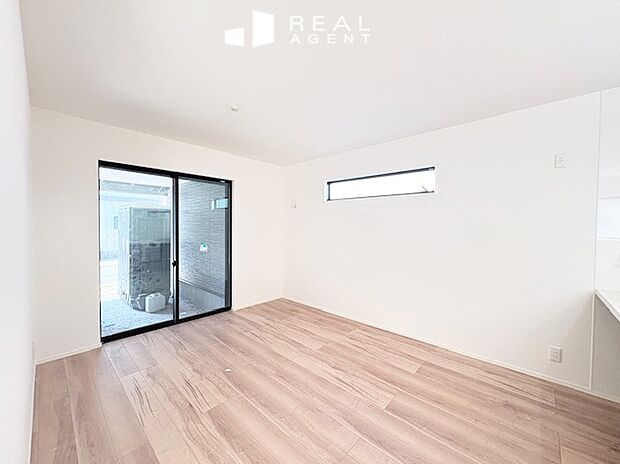 【B号棟リビング】ダイニングテーブルとソファを置いても圧迫感の無い広さでのびのびと暮らせます。