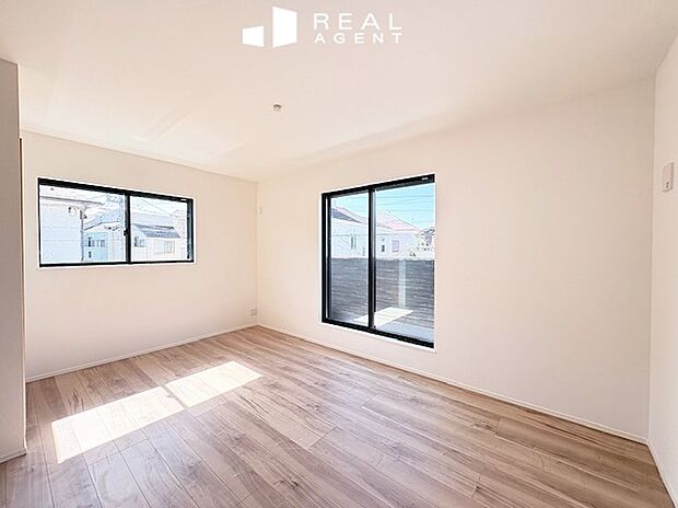 【B号棟洋室】2面採光の主寝室は自然な明るさで穏やかな空間に、ゆったりとした広さで安らかな時間を誘うくつろぎの間に♪