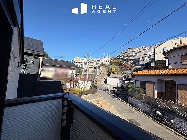 【A号棟バルコニー】お洗濯もの干しが捗る陽当り良好なバルコニー。プライベート性も確保されていて、安心です。