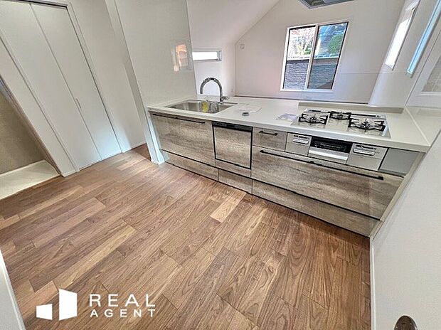 【B号棟キッチン】リビングを見渡せる対面式のキッチンでご家族とのコミュニケーションが捗るご家族思いな設計。