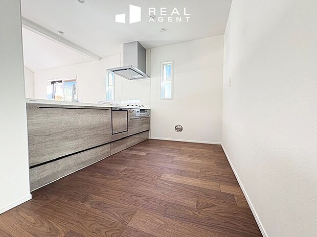 【B号棟キッチン】リビングを見渡せる対面式のキッチンでご家族とのコミュニケーションが捗るご家族思いな設計。