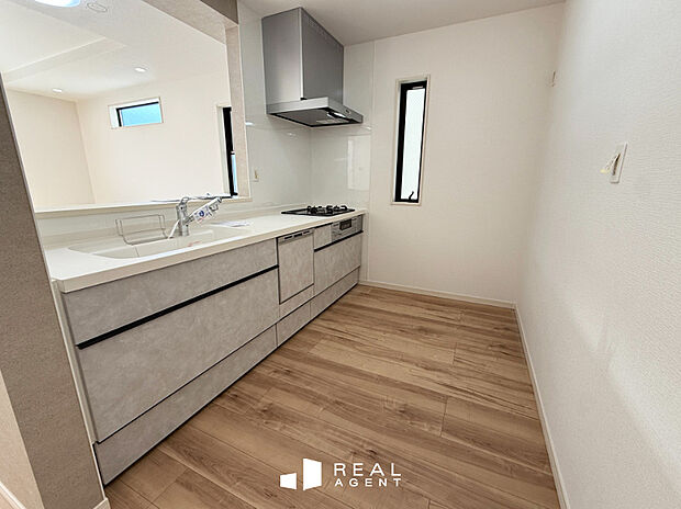 【II-2号棟キッチン】背面のスペースに余裕があるため、家事動線がしっかりと確保できます。