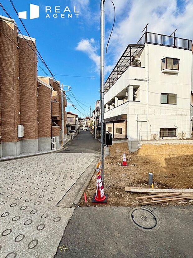 【現地外観写真】周辺環境良好◎
最寄りのコンビニがなんと徒歩1分圏内！　お買い物忘れにもありがたい周辺環境です！