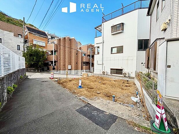 【現地前面道路】敷地と道路に高低差がないため車庫入れもスムーズ。道路舗装もしっかりされているため自転車やベビーカーもすいすい通行できて安全です。