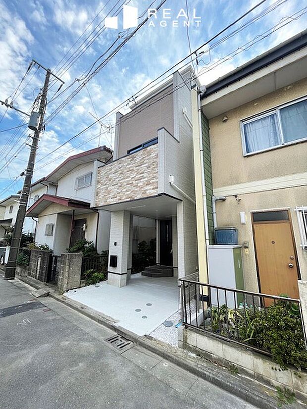 【現地外観写真】スーパー、コンビニ、ドラックストアなど生活利便施設も充実の周辺環境です。小・中学校までは徒歩約5分圏内でお子様の通学も安心です。