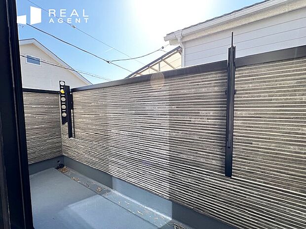 【バルコニー】青空が広がる開放的な視界。風通しも良く気分転換のしやすい心地よいバルコニー。