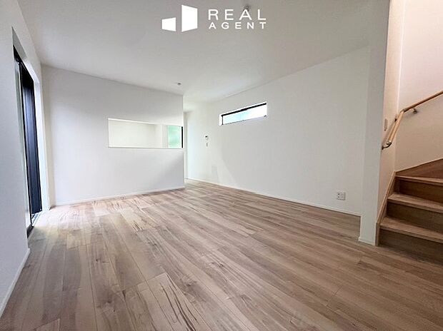 【リビング】家族の気配を感じながら、快適なひと時をお過ごしいただけるリビング空間。