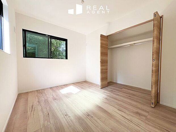 【洋室】フローリングの色味が落ち着いていて、ナチュラルな質感を大切にした温もりの空間。