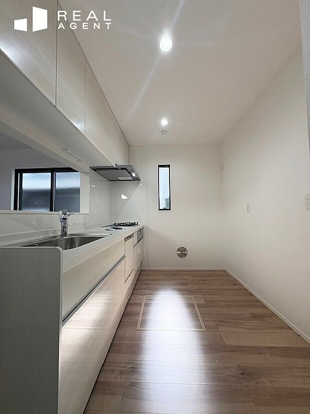 【キッチン】背面のスペースに余裕があるため、家事動線がしっかりと確保できます。