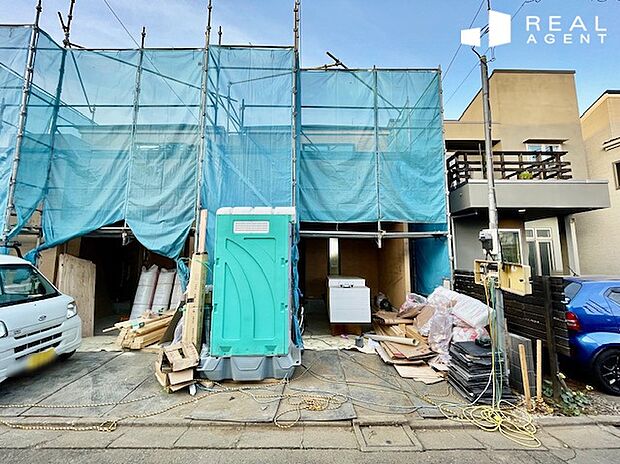 【現地外観写真】敷地と道路に高低差がないため車庫入れもスムーズ。道路舗装もしっかりされているため自転車やベビーカーもすいすい通行できて安全です。